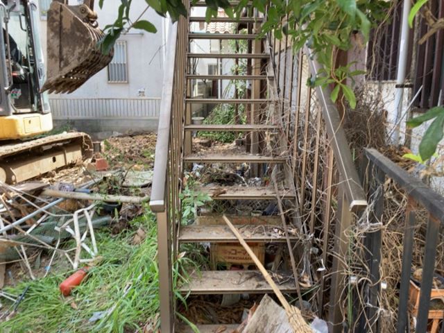 小屋解体・樹木伐採・残置物撤去(東京都大田区大森西)中の様子です。